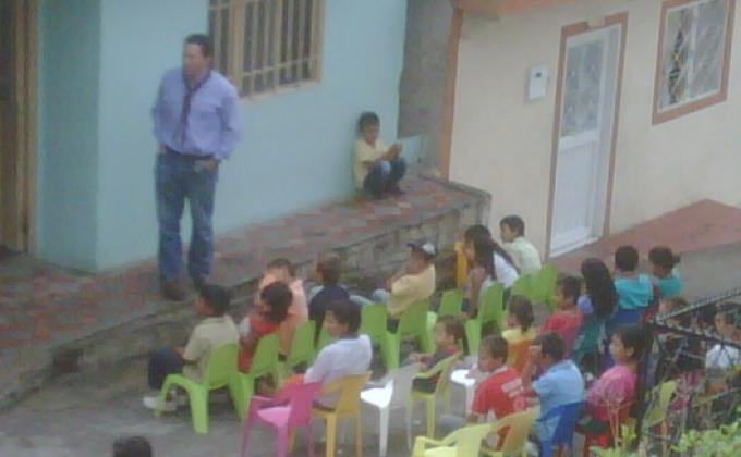 recreación infantil en barrio popular 