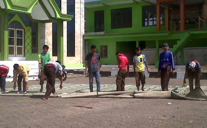 Bersih - bersih Mesjid Agung Cisurupan