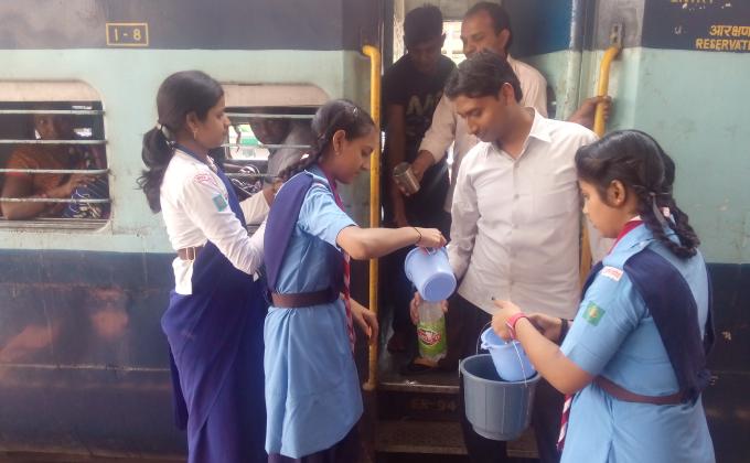 रेलवे स्टेशन पर किया निःशुल्क जल प्याऊ शिविर ।