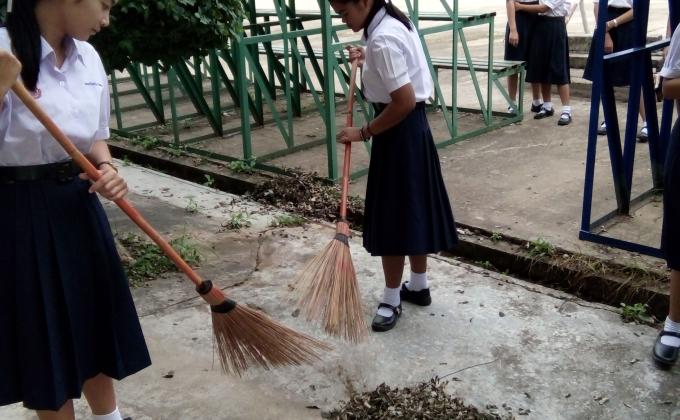 ทำความสะอาดบริเวณโรงเรีนน