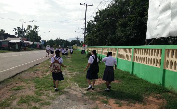 ทำความสะอาดบริเวณหน้าโรงเรียน