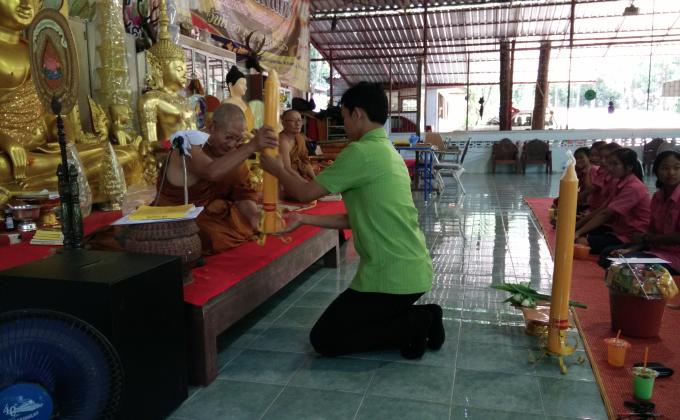ถวายเทียนพรรษาแด่พระสงฆ์