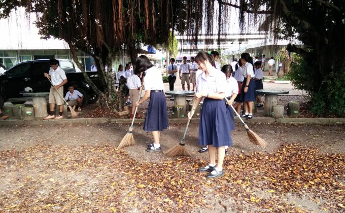 ทำความสะอาดรอบบริเวณโรงเรียน