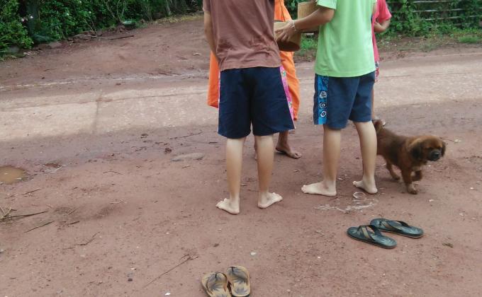 ทำบุญใส่บาตร