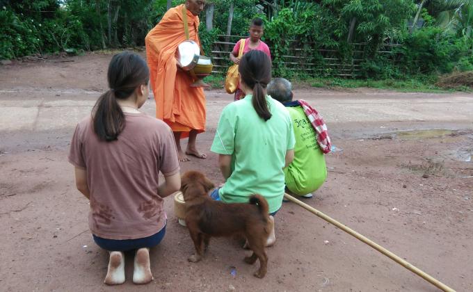 ใส่บาตรทำบุญ