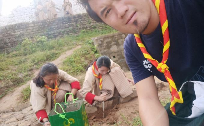 Waste bins fixing in the school compus