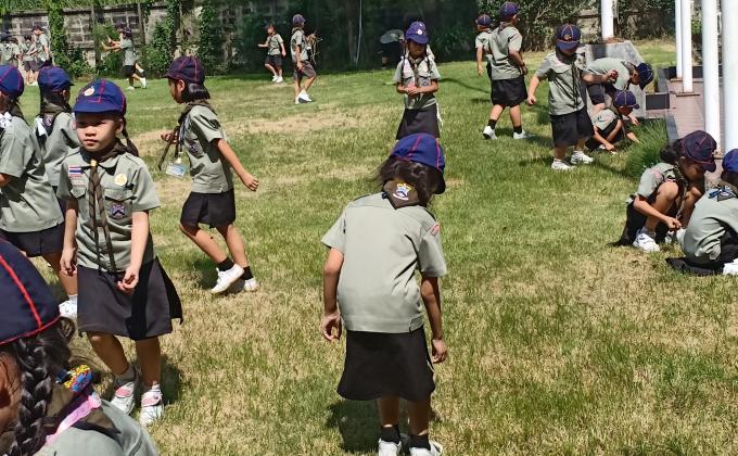 เก็บขยะบริเวณสนามหญ้า