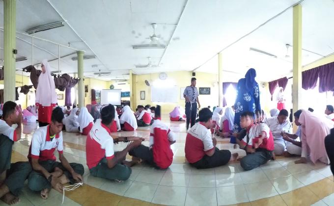 mengajar ikatan dan simpulan untuk lencana kem kraf bulan sabit merah