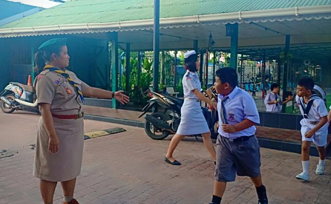 จิตอาสาส่งนักเรียนข้ามถนน