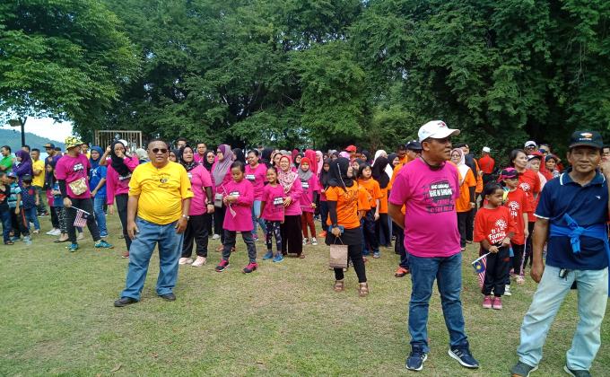 gotongroyong membersihkan pantai usukan