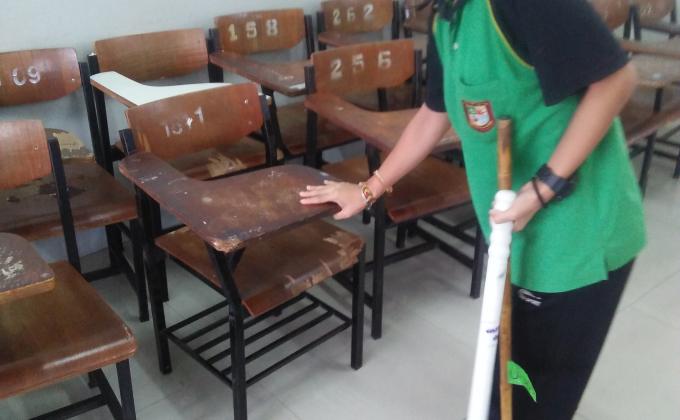กวาดพื้นห้องเรียนและจัดโต๊ะ