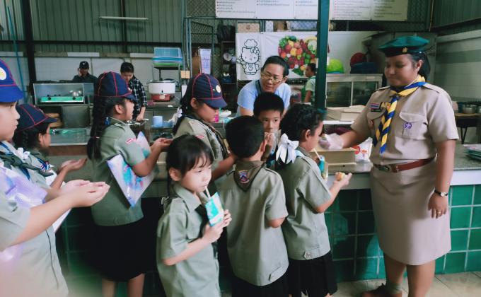 จิตอาสาแจกขนม