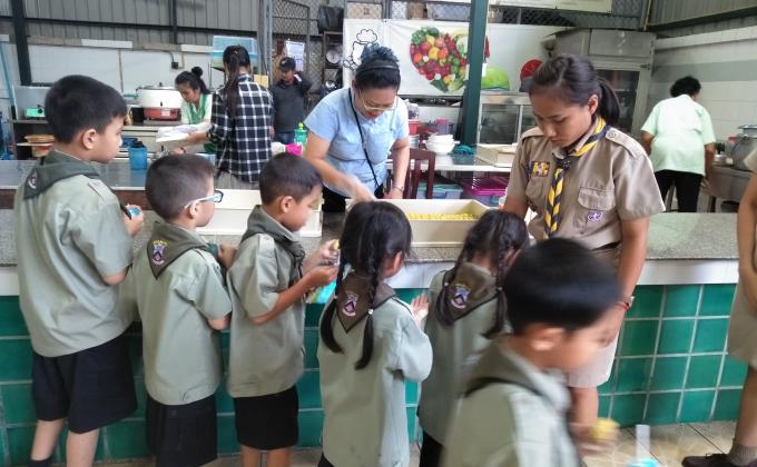 แจกขนมให้เด็กๆ