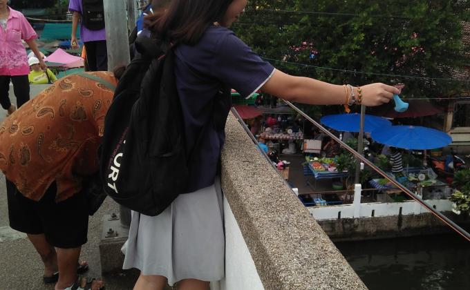 ให้อาหารปลาที่วัดหนองแขม