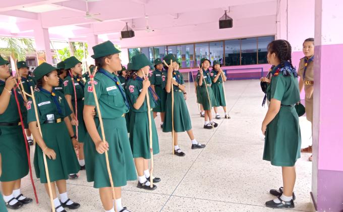 การฝึกให้สัญญาณมือเเบบสากลโดยลูกเสือผู้นำสันติภาพโรงเรียนท่าม่วงราษฎร์บำรุง