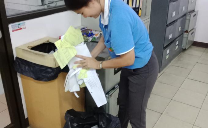 ช่วยเอาขยะของส่วนรวมไปทิ้ง.