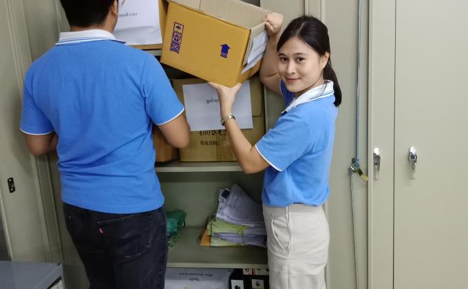 ช่วยเพื่อนร่วมงานเก็บเอกสาร.