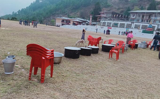 volunteer to serve thousand of people gathered