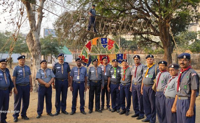 HWB कैम्प प्रशिक्षण के दौरान मंकी ब्रिज बनाया