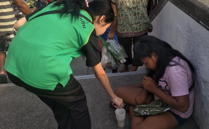 ทำบุญกับคนบนสะพานลอย