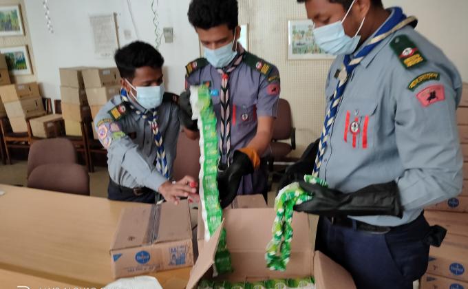 করোনা রেসপন্স টিমের মালামাল বন্টনে সহায়তা