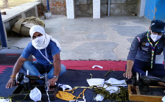 मास्क बनाकर वितरित कीये गयें 