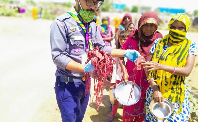 मास्क बनाकर जरूरतमंद लोगो को वितरित कीऐ गये !!