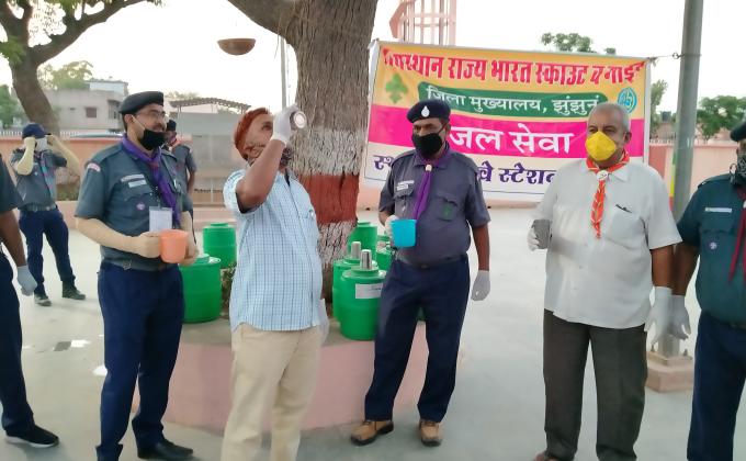 प्यासों को पिलाया पानी