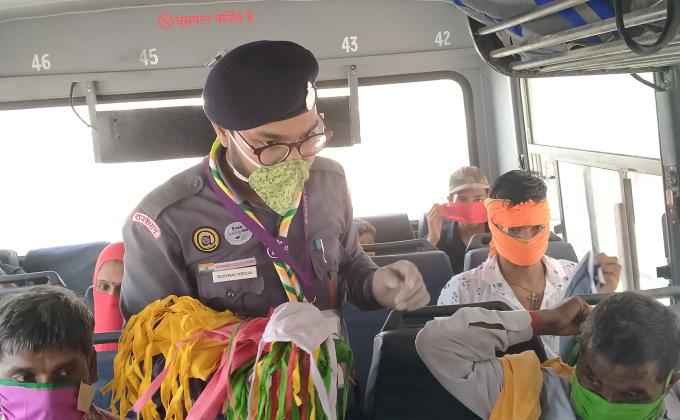 बस में जाते प्रवासी मजदूरों को मास्क व पानी की बोतल भेट किए गए