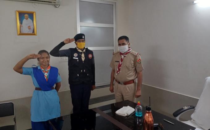C. I. सूरसागर पुलिस स्टेशन श्रीमान किशन लाल जी विश्नोई का स्कार्फ पहनाकर कोरोना योद्धा के रूप में सम्मान कर आभार व्यक्त किया।