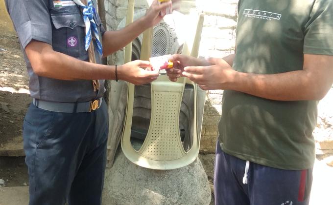 covid 19 से लड़ने के लिए सुरक्षा हेतु साबुन वितरण प्रत्येक दिन 1 घंटे सेवा कार्य हेतु सोनभद्र