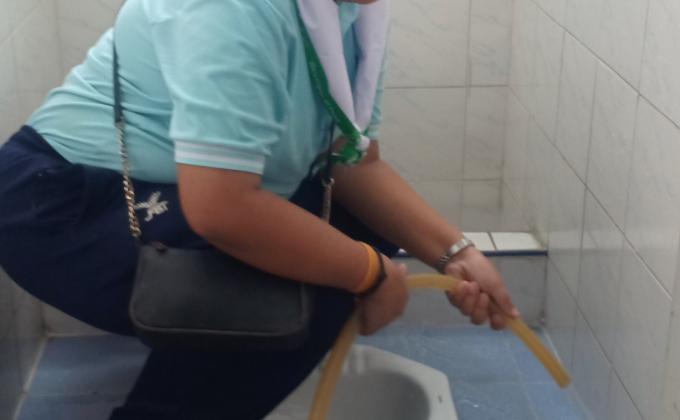 จิตอาสาทำความสะอาดห้องน้ำ