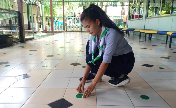 ติดสติกเกอร์เว้นระยะห่างเพื่อความปลอดภัย