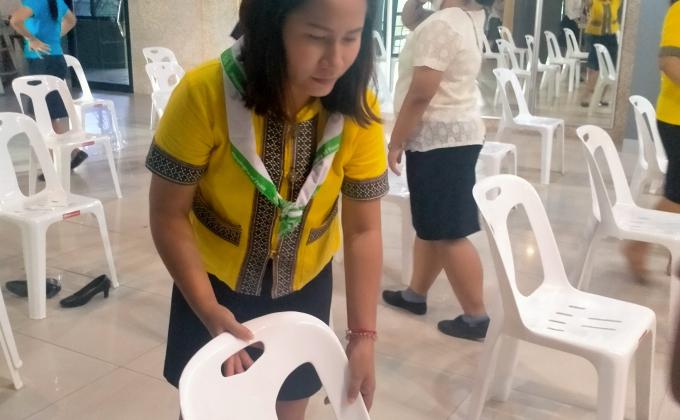 ช่วยเก็บเก้าอี้