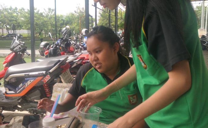 เก็บขยะไปทิ้ง