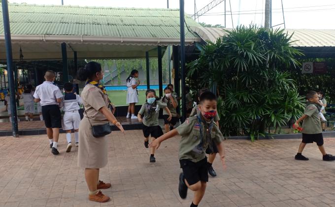 จิตอาสาช่วยนักเรียนข้ามถนน