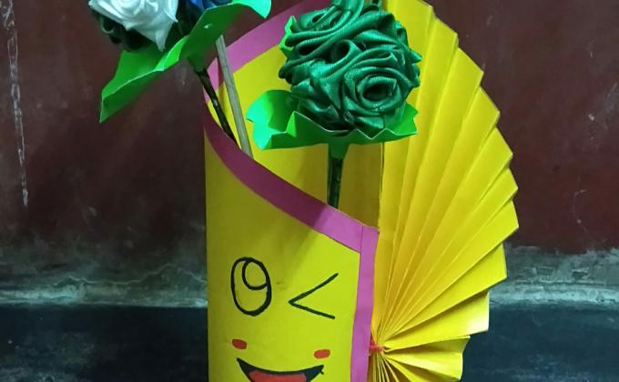 I made a paper vase.