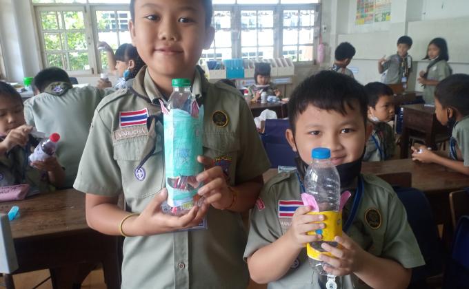 ประดิษฐ์ที่ใส่ดินสอจากวัสดุที่ใช้แล้ว