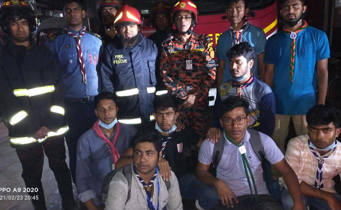 ফায়ার সার্ভিসের কর্মীদের সাথে আগুন নিভানোর কাজে সাহায্য করা।