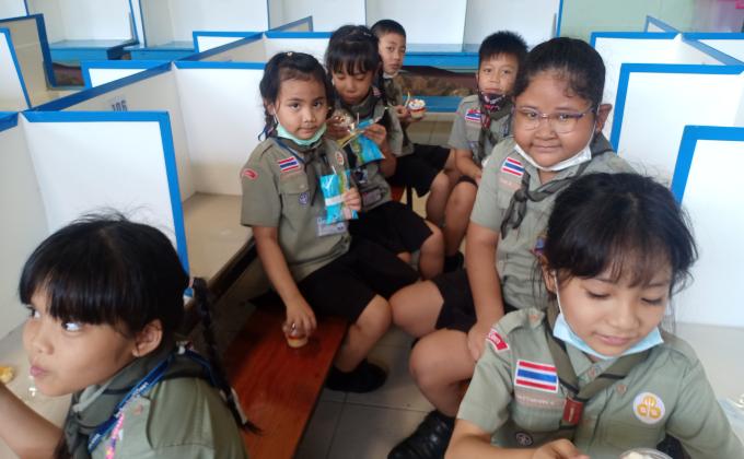 จิตอาสาแจกนมและขนม