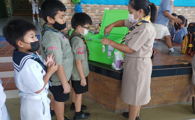 ช่วยตัดนมให้นักเรียน