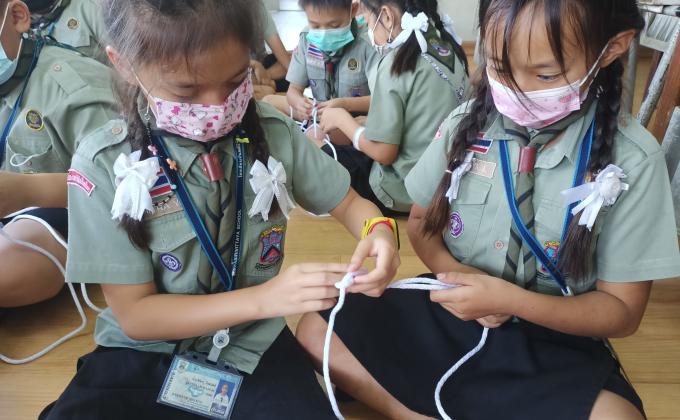 ช่วยเพื่อนผูกเงื่อน