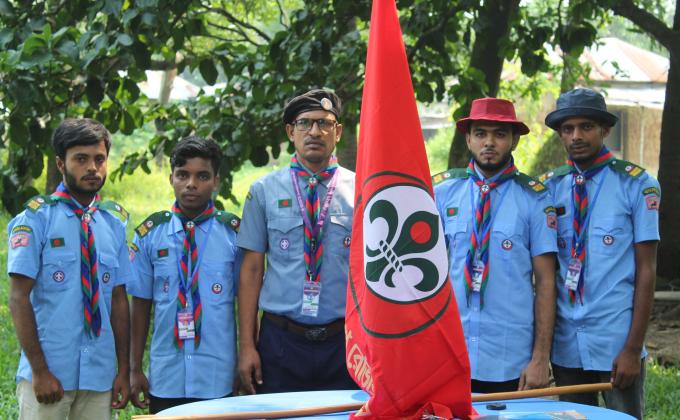 Volunteers celebrate Big Cleaning day Project.
