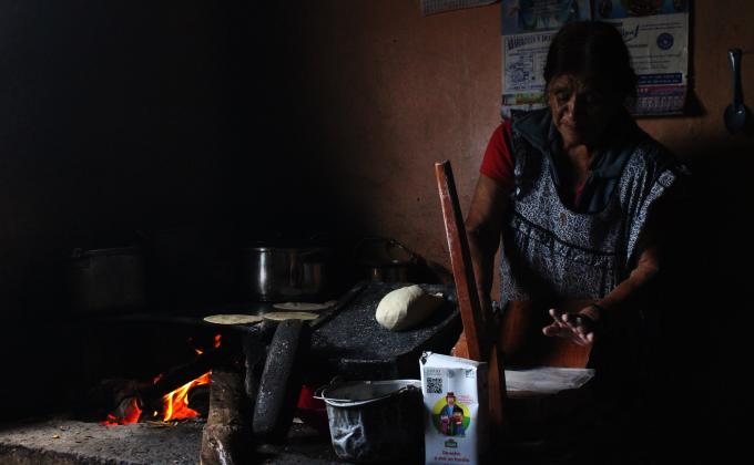 Entrega de despensas a adultos mayores
