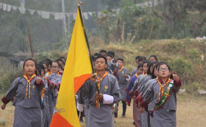 Gotong royong membersihkan kawasan jalan raya maktab sabah