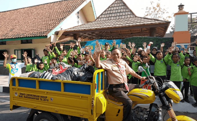 The World CleanUp Day Kwartir Ranting Tasikmadu Scout Movement