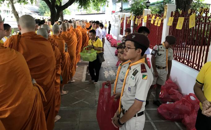 ลูกเสือโรงเรียนเทพศรินทร์บริการสังคมด้วยการช่วยงานรับบาตรพระวัดเทพศิรินทราวาส (วันเกิดสมเด็จพระธีรญาณมุนี เจ้าอาวาสสัดเทพศิรินทราวาส)
