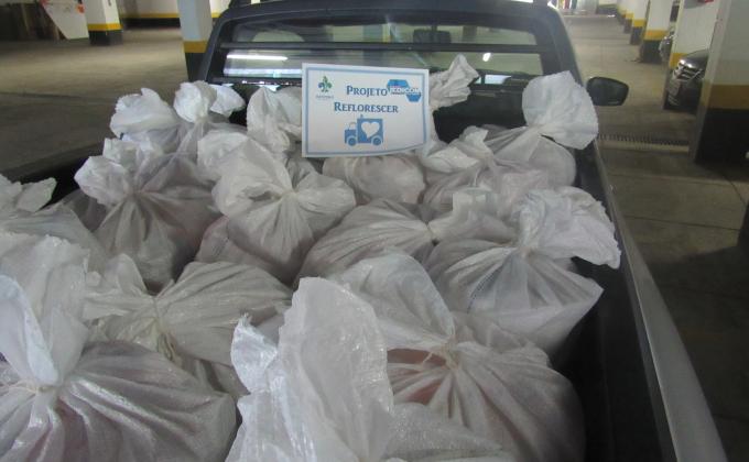 Doação de alimentos e livros a moradores da Comunidade da Rocinha e instituições sociais - Projeto Reflorescer