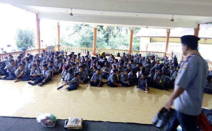 Senyum hingga telinga