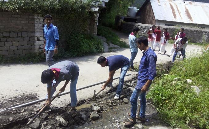 जवाहरलाल नेहरु महाविद्यालय में टेलीफोन केबल बिछाई के लिए श्रमदान 